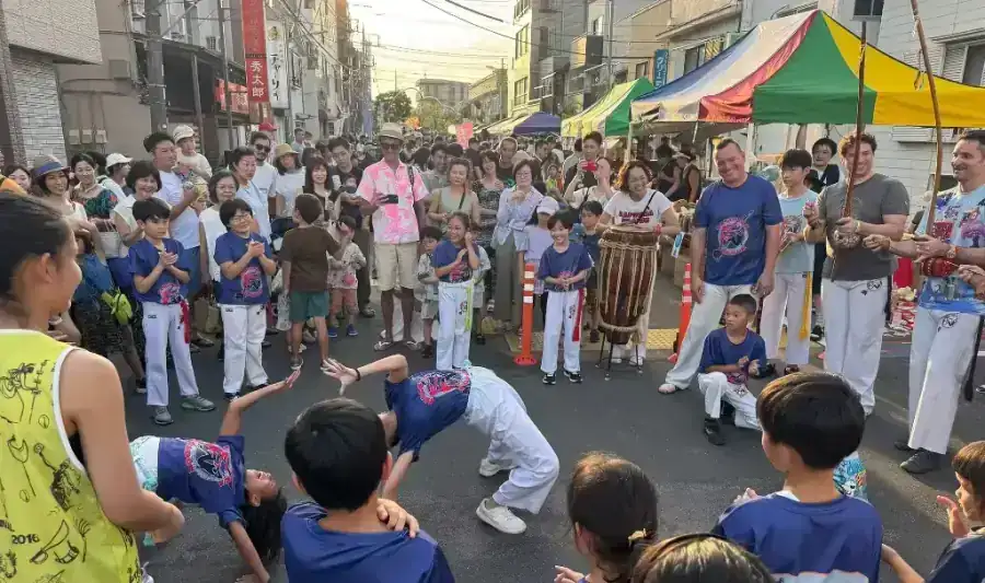 Capoeira Zoador in the community